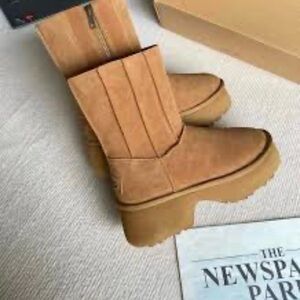 🤍💎💎UGG Tan Suede Platform Boots